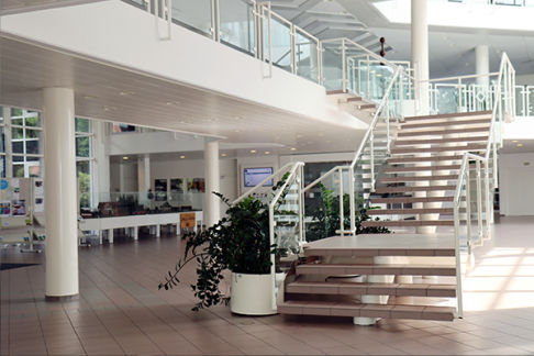 Foyer mit langer Treppe